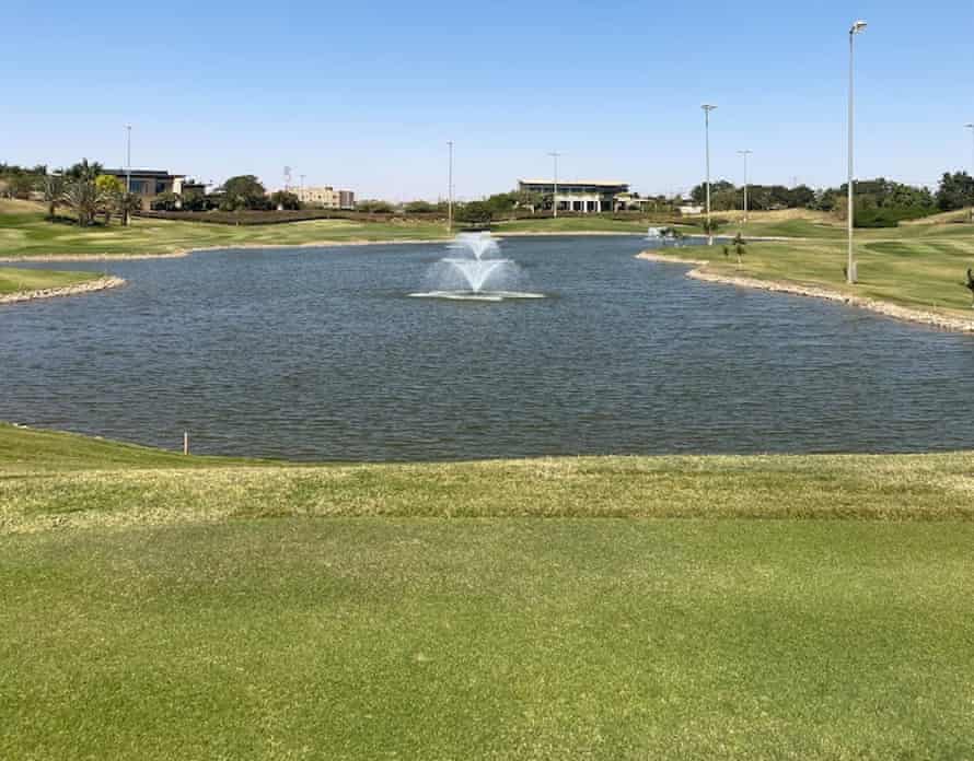 Hartum'un hemen dışındaki bir tesis olan Fenti Golf'teki yapay göl