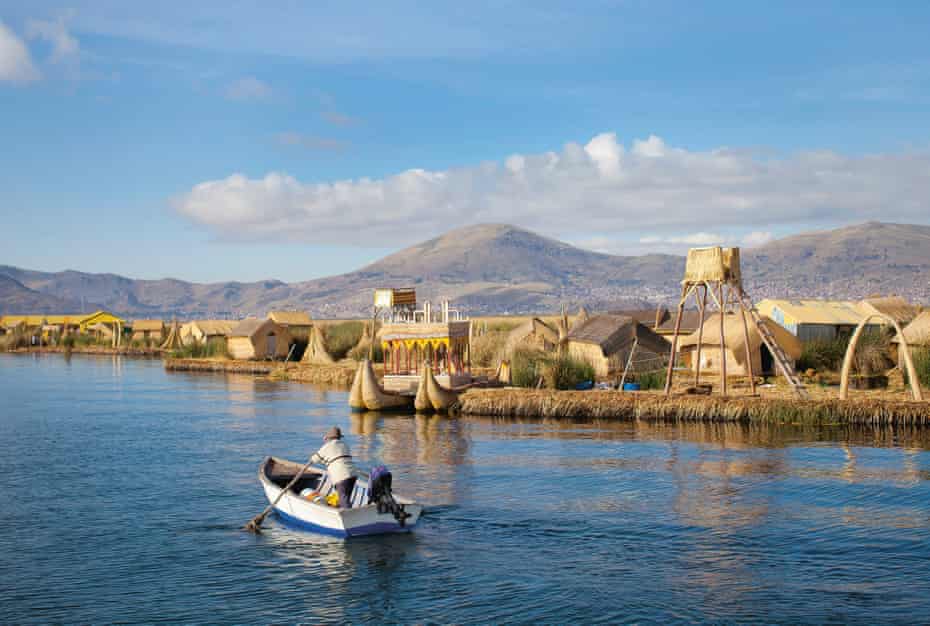 Dalgaların üzerinde ... Peru, Titicaca Gölü'ndeki totora-kamış yüzen ada sistemi.